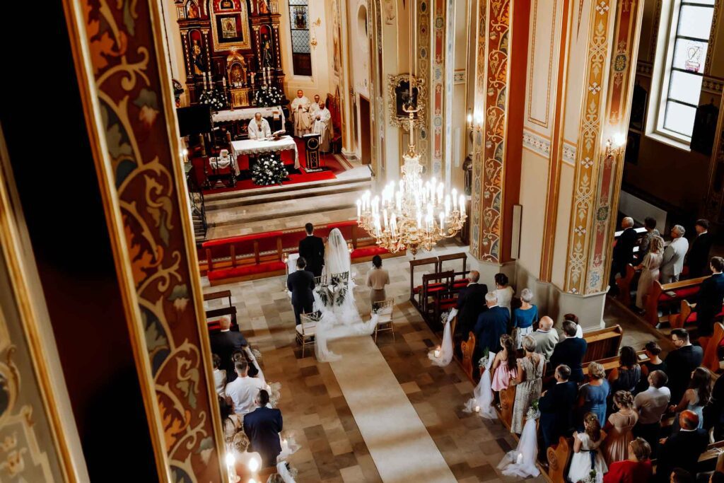 Widok z balkonu na Parę Młodą przed ołtarzem.