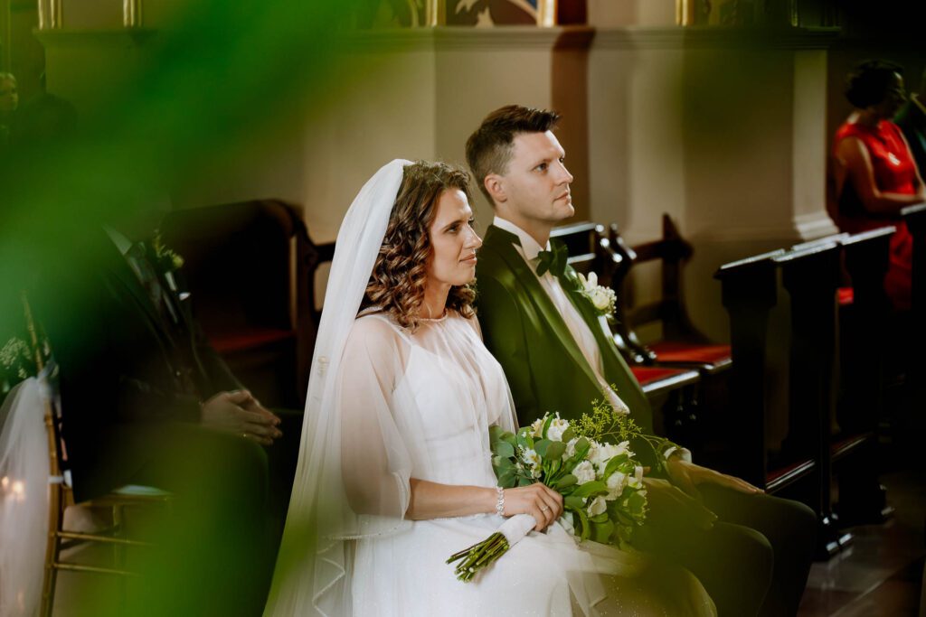 Para Młoda siedzi i uważnie słucha słów kapłana.