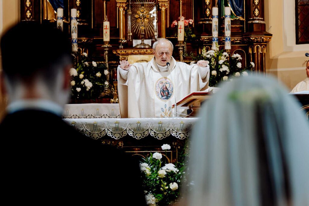 Ksiądz udzielający błogosławieństwa podczas mszy świętej.