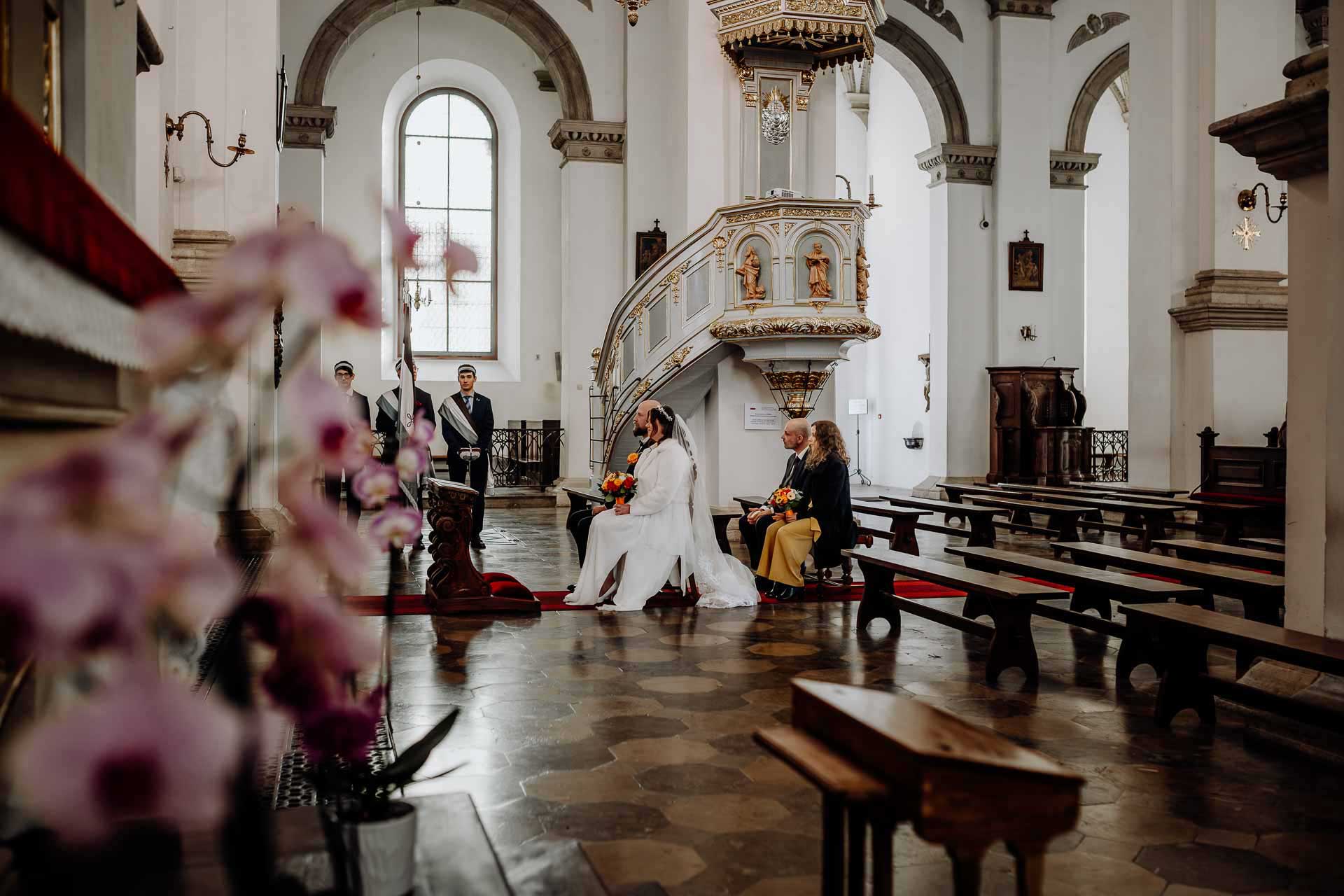 Para młoda podczas ceremonii ślubnej w Katedrze Zamojskiej, widok od strony ołtarza na wnętrze świątyni